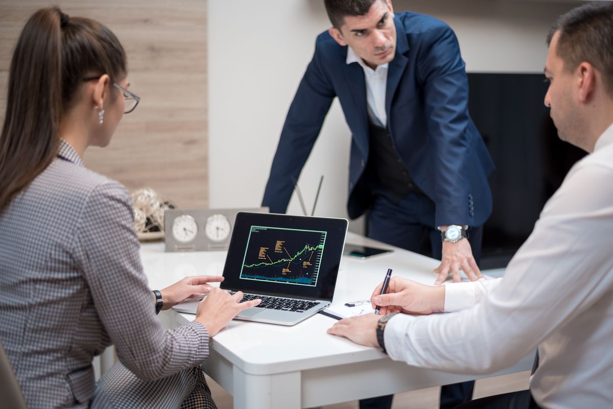Team discussing a listing on a laptop
